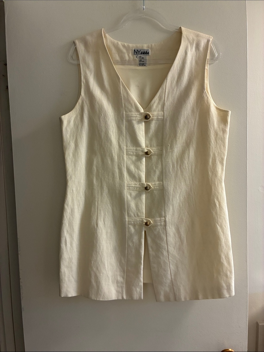 Beautiful Linen blend tunic with such pretty buttons.